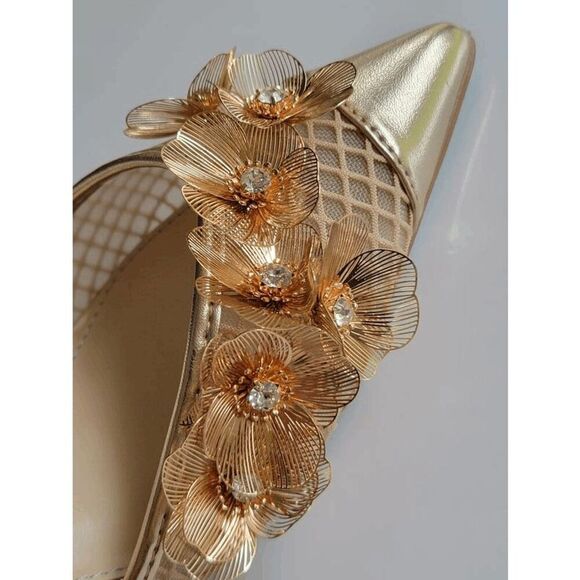 ✨ BETSEY JOHNSON Carli Gold Flower Ornament Pumps MSRP $139 SIZE 6,5 NEW IN BOX - Picture 12 of 17